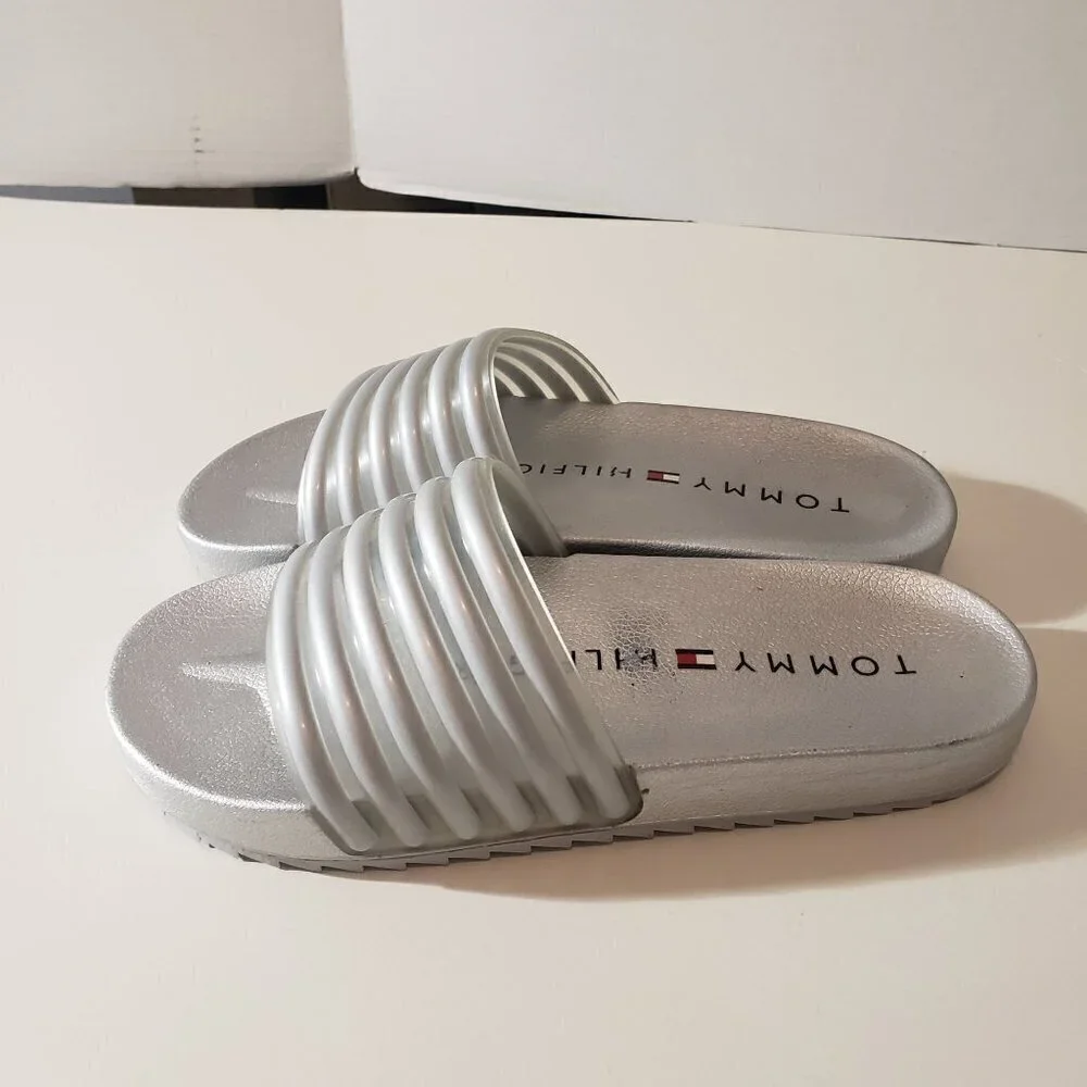 Tommy Hilfiger Shylo Slide Sandal Silver Metallic size 3